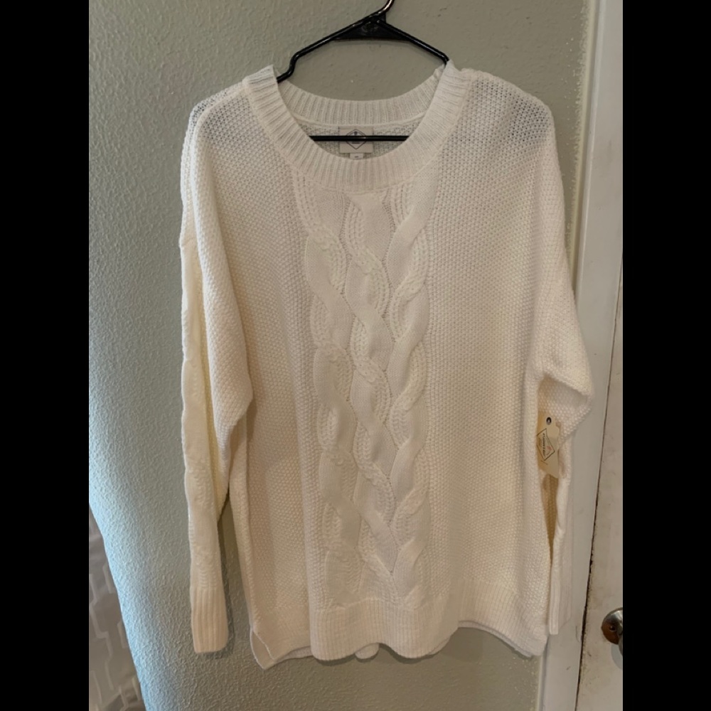 Women's roundneck cable knit sweater